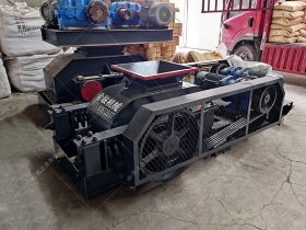 小型对辊糖心VLOG在线网站入口和双齿辊糖心VLOG在线网站入口发往河南登封破碎保温陶瓷