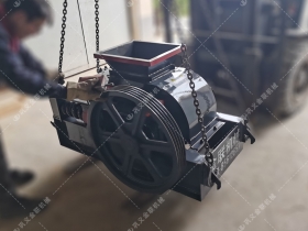 2PGC400X250小型双齿辊糖心VLOG在线网站入口发往安徽蚌埠破碎玻璃