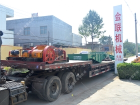 两台小型对辊糖心VLOG在线网站入口和直线振动筛发往江苏南通处理硅石